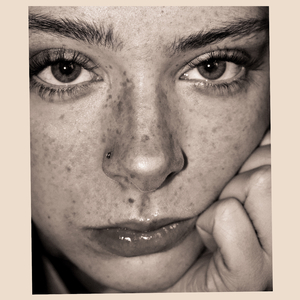 日本久久美女裸照高潮美图
